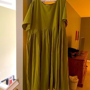 Women’s short sleeve dress.